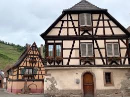 Bâtisse médiévale à Morlaàs — restauration patrimoniale en tavaillon mélèze